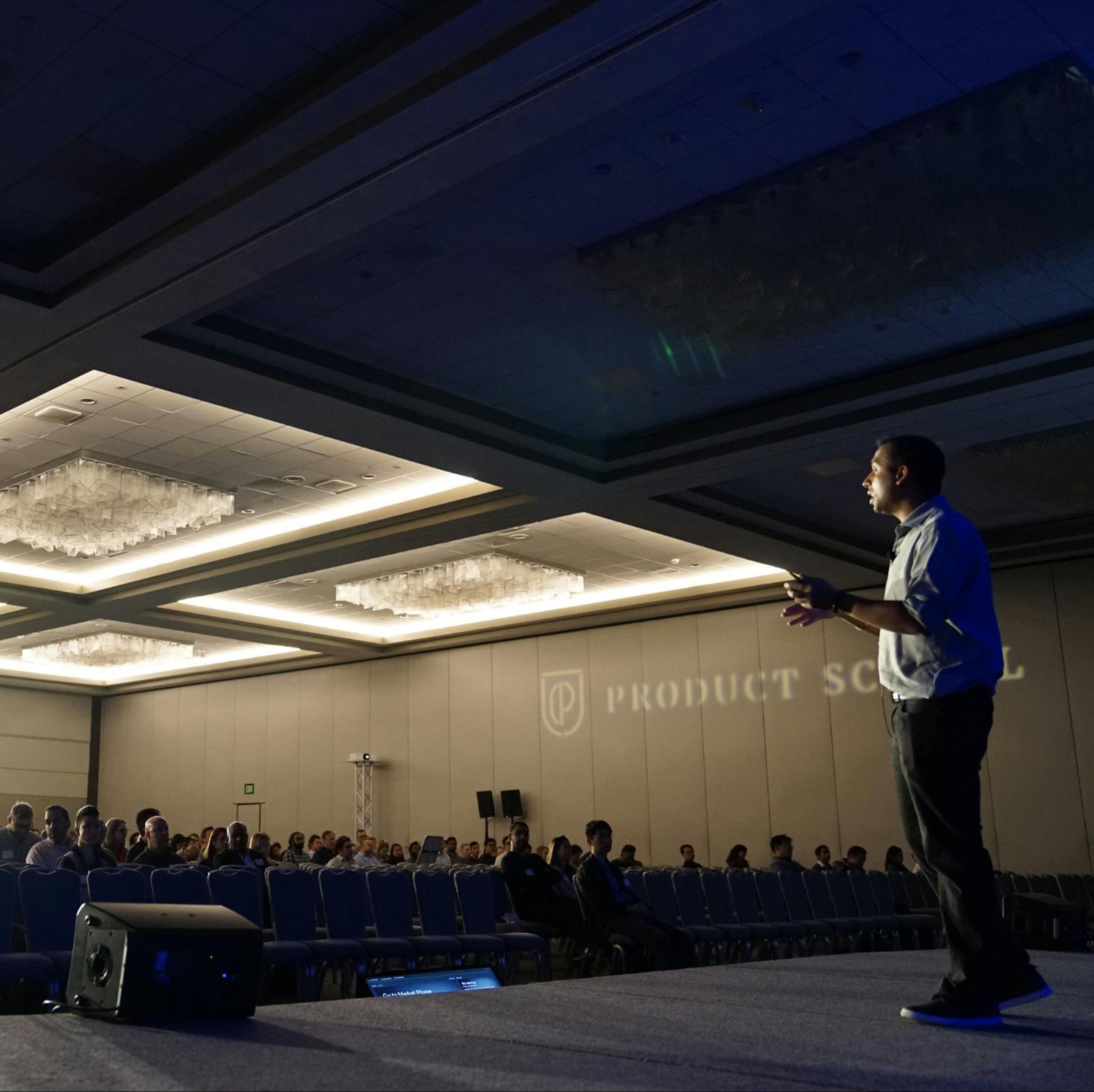 conference-presentation-audience-speaker-meeting-room