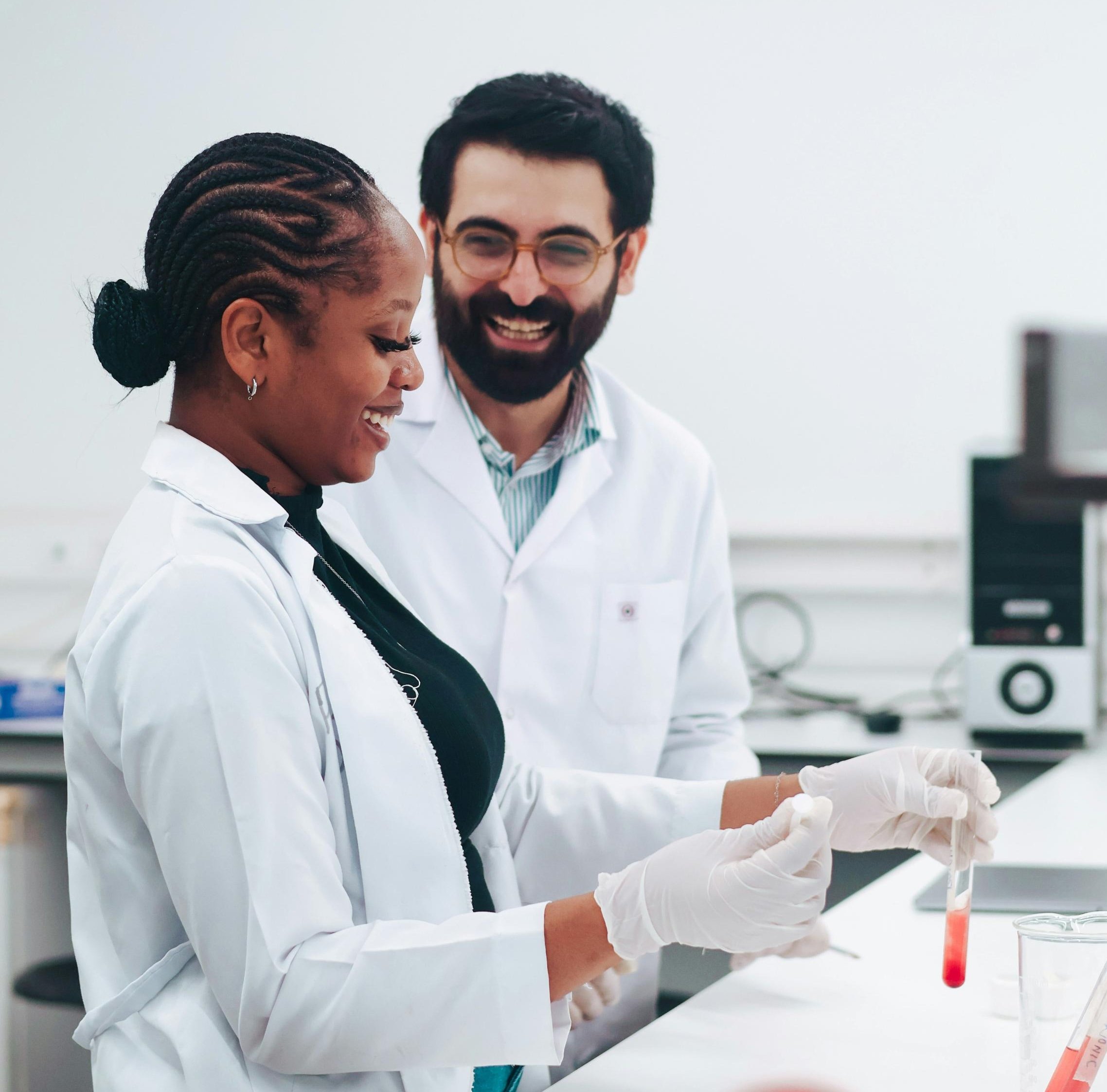 scientists-laboratory-teamwork-research-experiment-white-coats-1